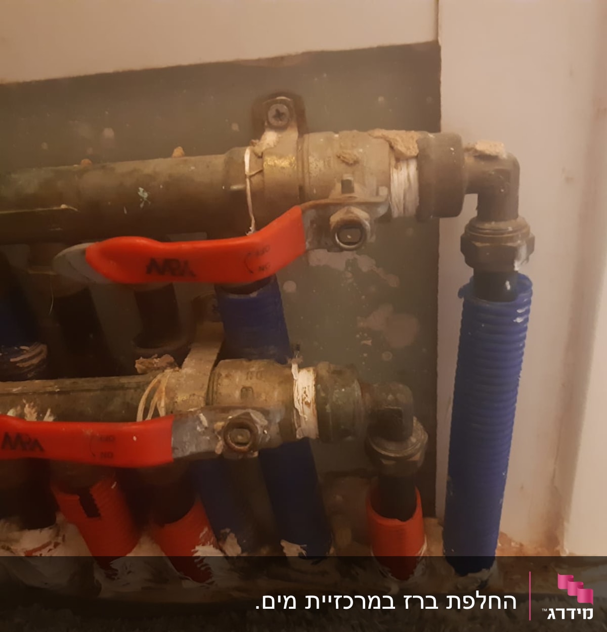 צינורות מים עם ברזים אדומים וכחולים